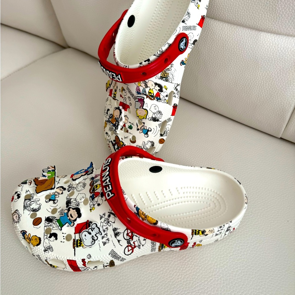 CROCS Limited Edition Peanuts Classic Unisex Clog w/ Jibbitz; Men 8 / Women 10